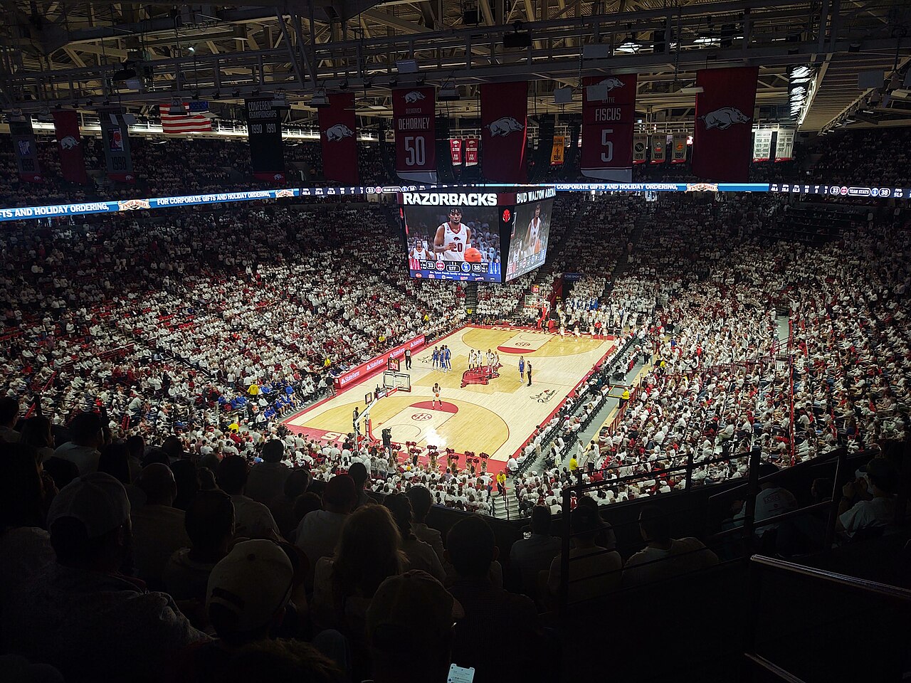 篮球比赛中进攻球员利用外线站位拉开空间